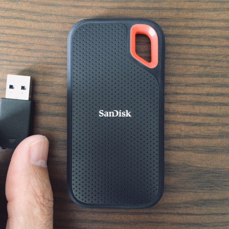サンディスク エクストリーム ポータブル SSDを親指と比較して、その小ささを示す画像